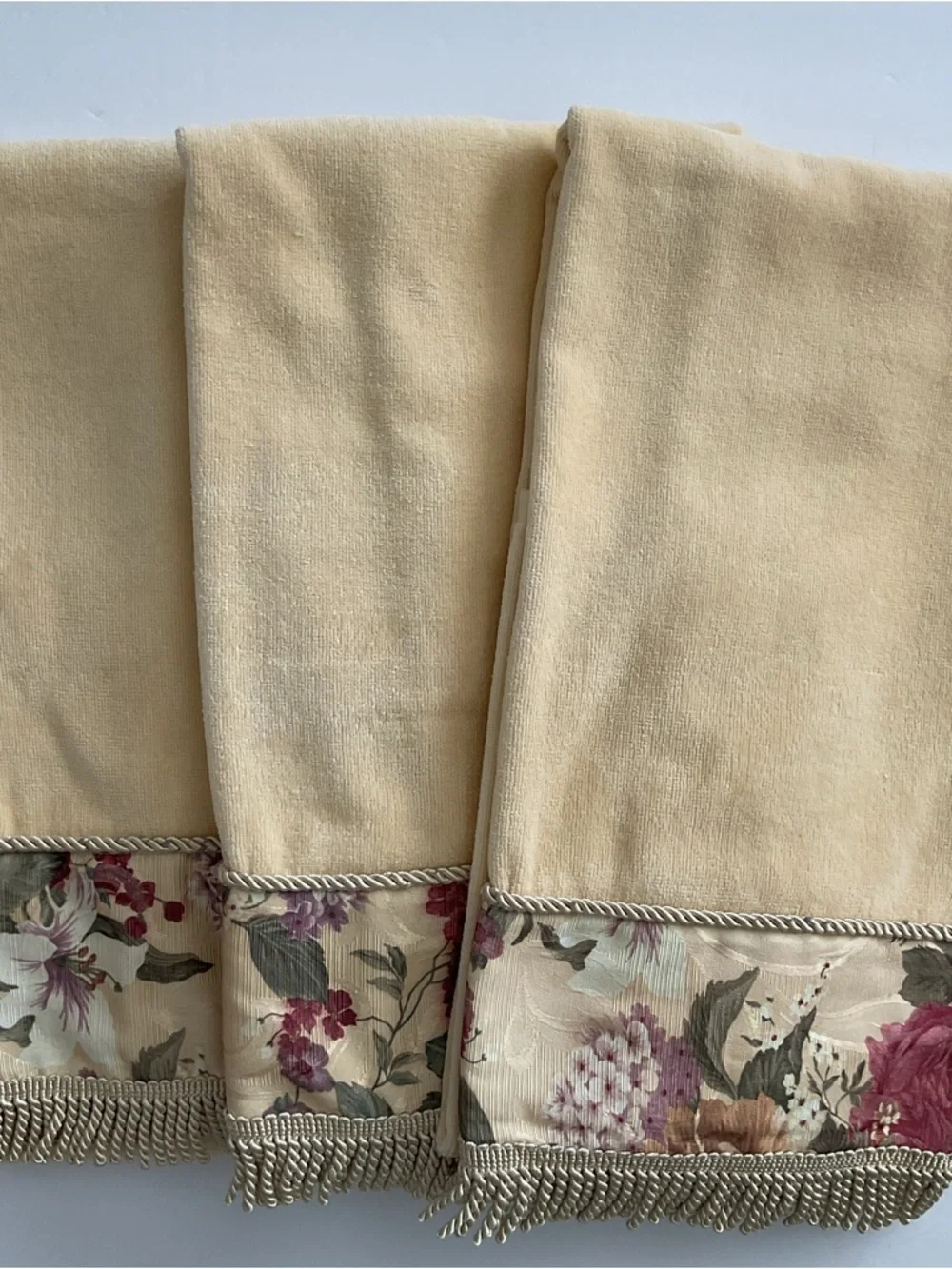 Aussino Bath Towels Yellow Floral Trim Size 24”x50”